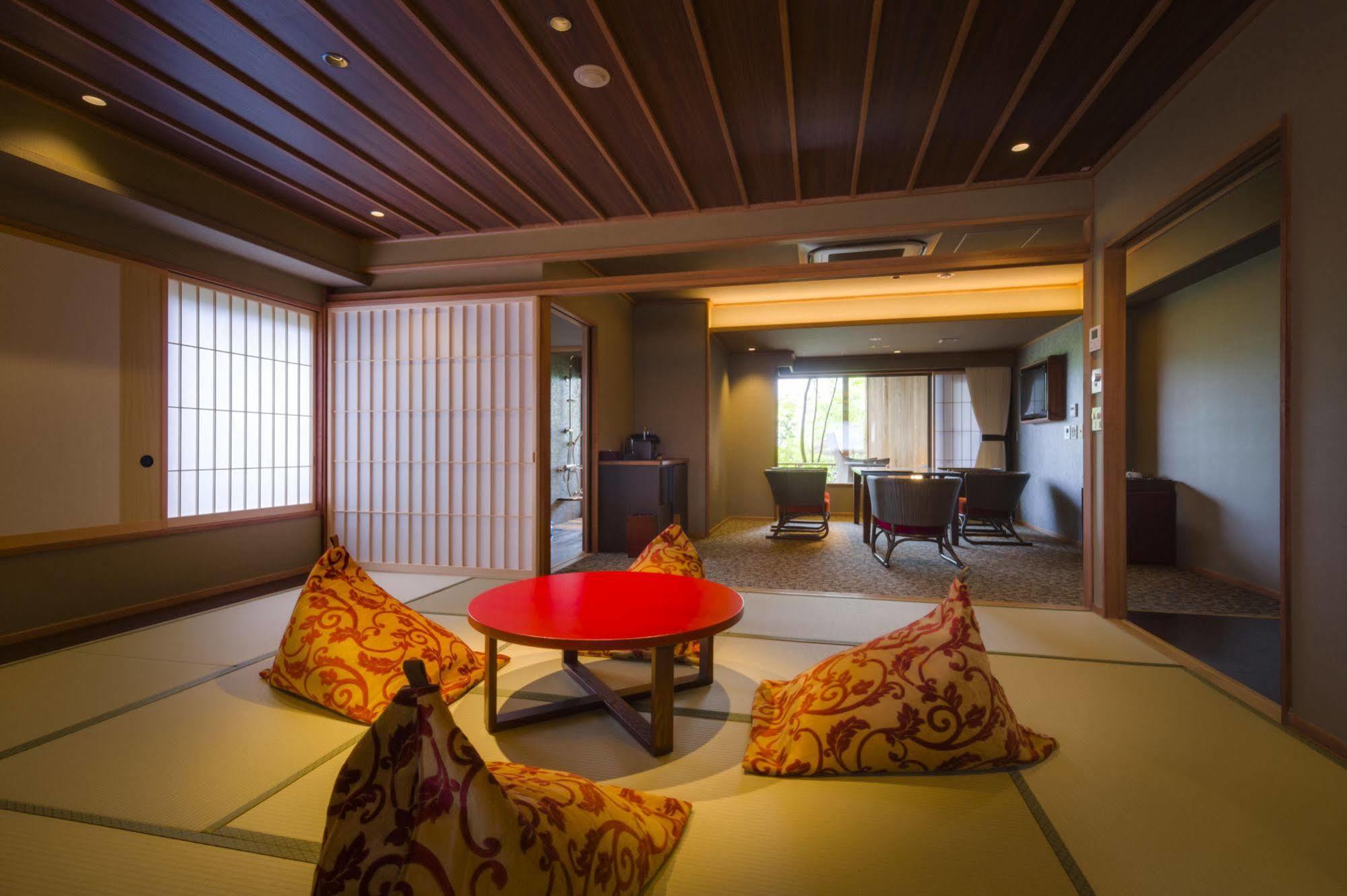 Hotel Fujisan Onsen Bessho Sasa à Fujiyoshida Extérieur photo